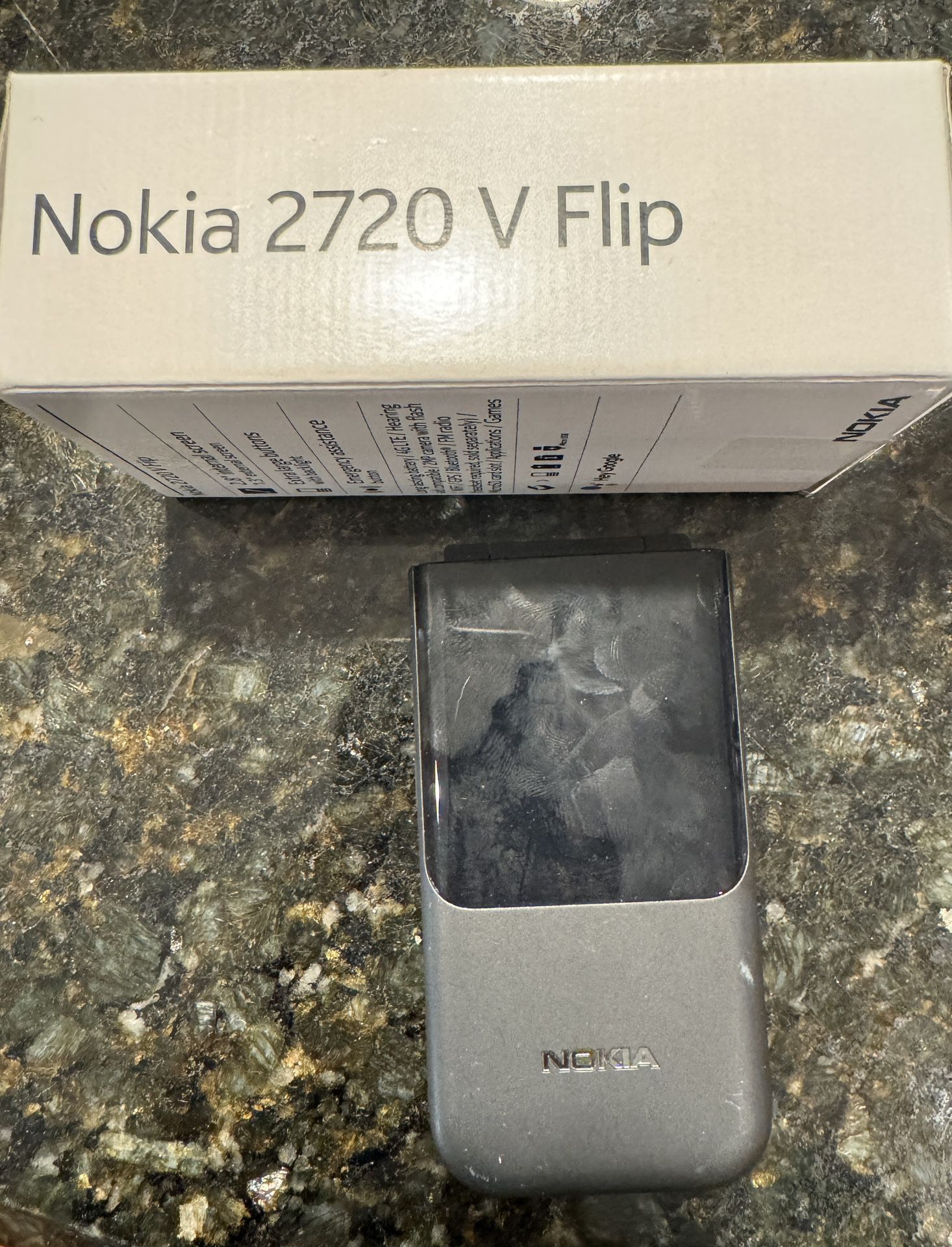Nokia 2720 v Flip