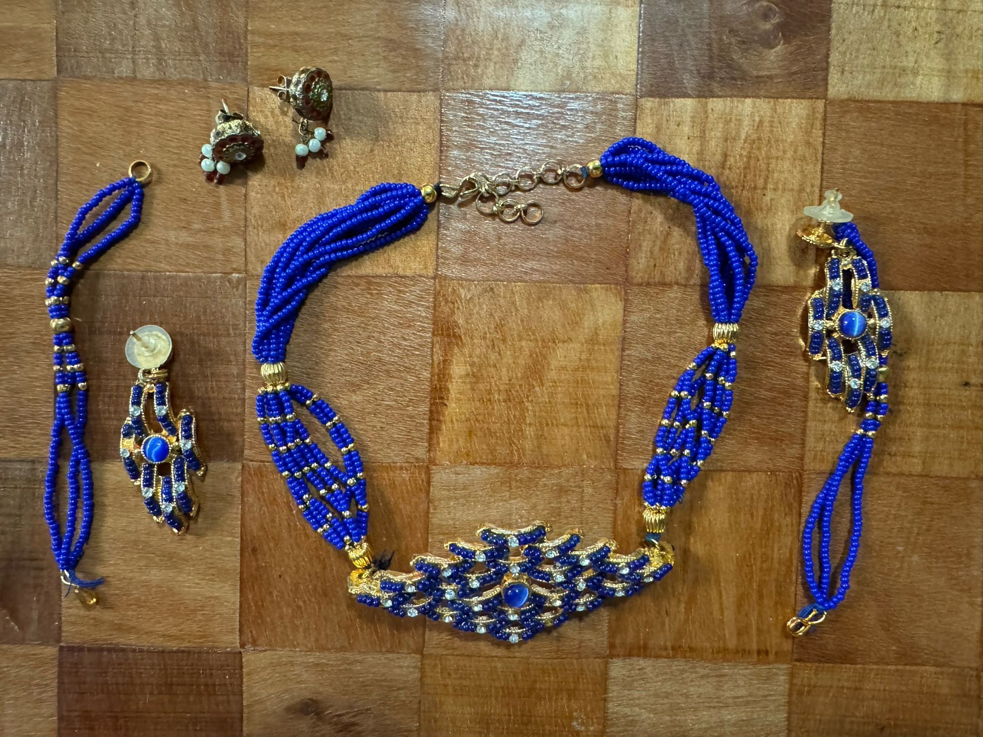 NECKLACE. 2 SETS PIERCED EARRINGS. NOT WORN