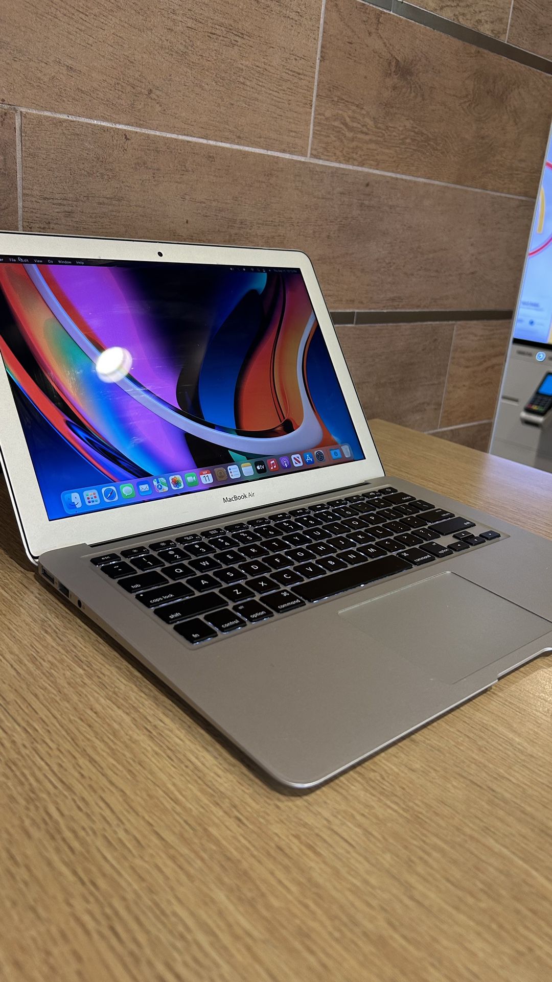 Apple MacBook Air 13” I5/8GB/256GB SSD $200