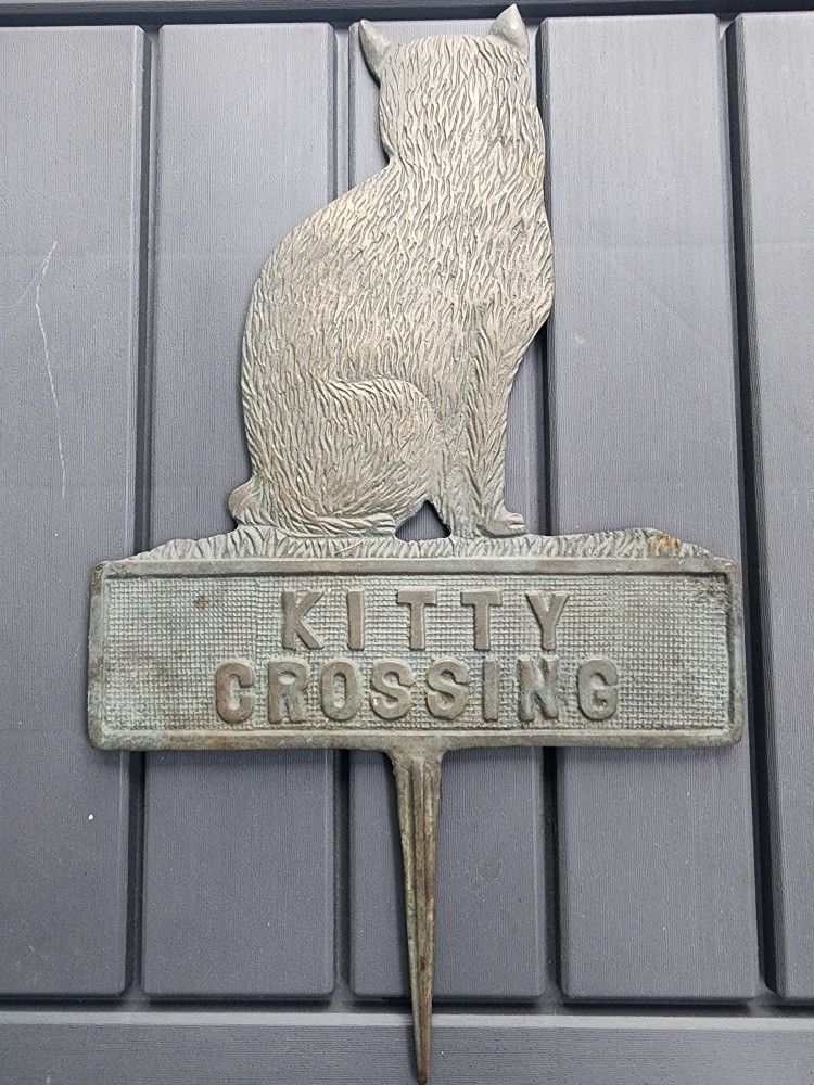 Yard Ornament " Kitty Crossing"