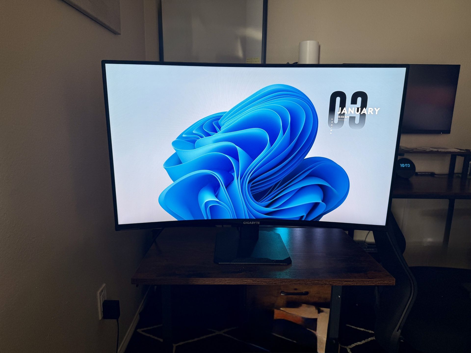 GIGABYTE 32” QHD Curved Monitor