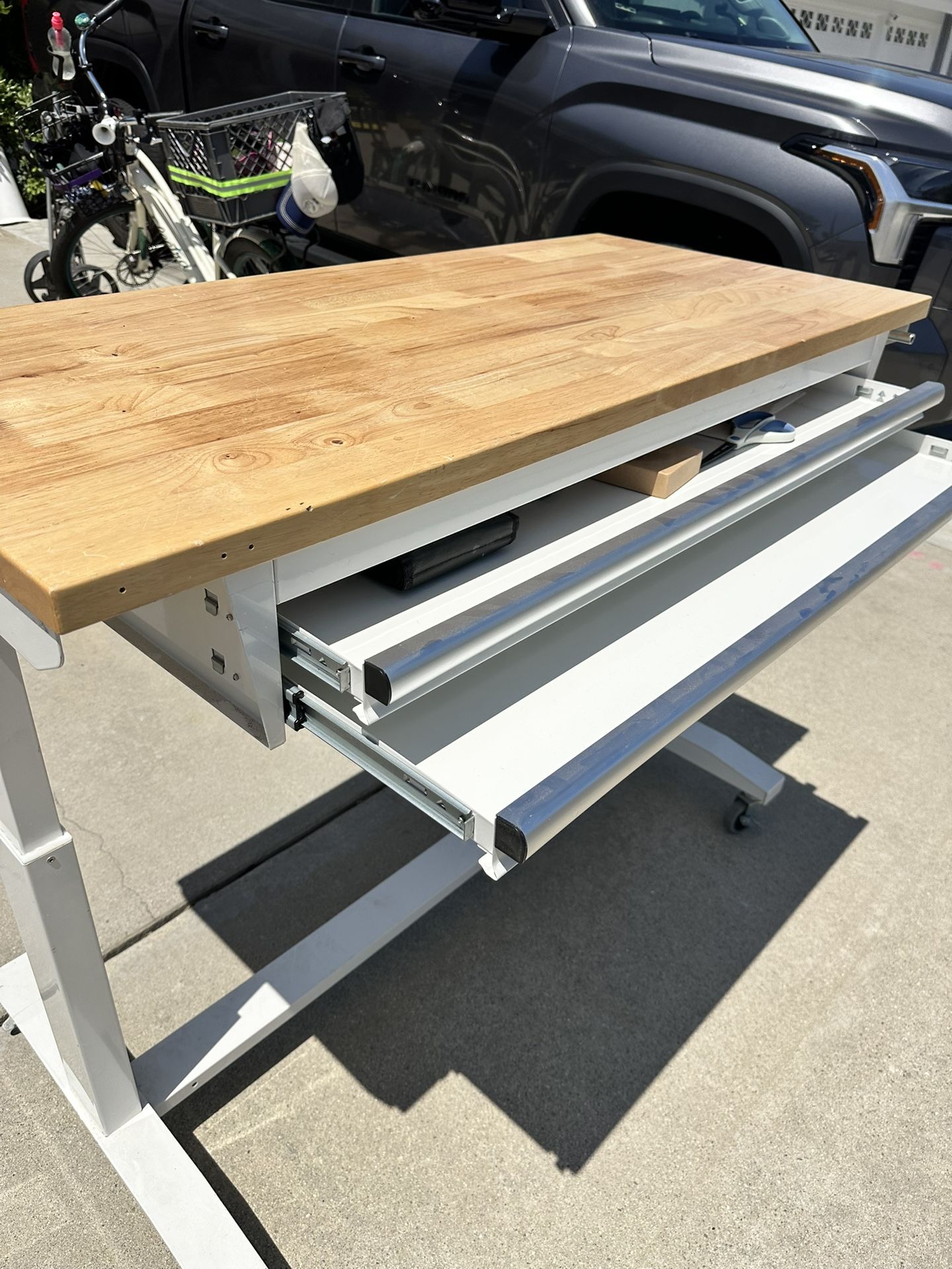 Adjustable Height Work Bench