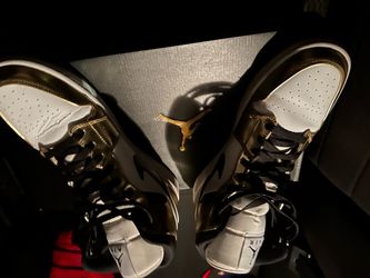 Jordan 1  mid se metallic gold sz 13