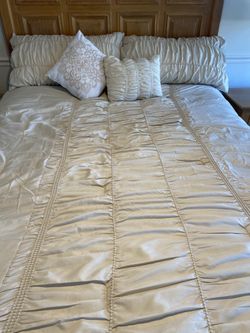 King-Size Comforter And Pillow Shams