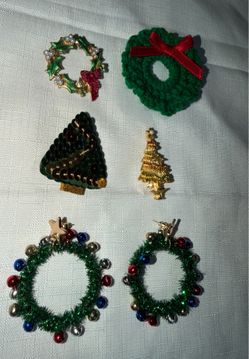 LOT OF VARIOUS HOLIDAY CHRISTMAS TREE & WREATH PINS & PAIR WREATH EARRINGS SOME VINTAGE