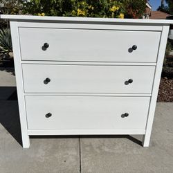 White Hemnes Solid Wood Dresser Chest of Drawers Furniture Excellent Condition 