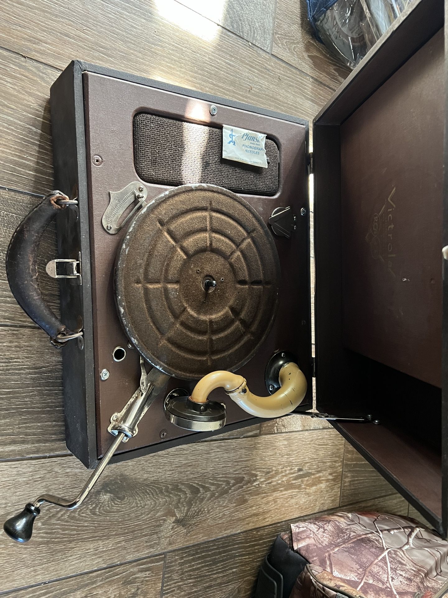 VTG VICTROLA SUITCASE HAND CRANK  PHONOGRAPH RECORD PLAYER - RCA VICTOR-