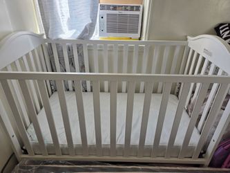 Adele white crib