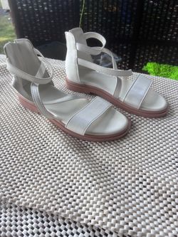 Girls White Size 33 Size 1.5 White Strappy Zip Up Gladiator Sandals