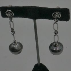 14kt white gold drop down earrings 13.2 grams with 2 black pearls 14.5x14.7mm on wide point  and 2 small diamonds. mint condition. 
