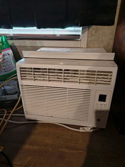 GE Window Air Conditioner – Digital Controls – Works Great