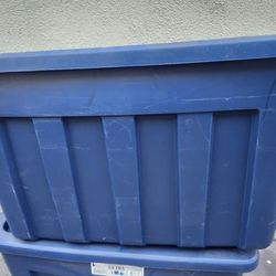 Plastic tote containers