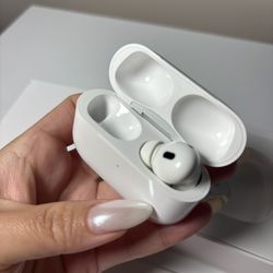 Airpod Pro 2nd Generation (Selling case & Only one airpod)
