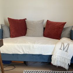 Twin Daybed With mattress and bedding