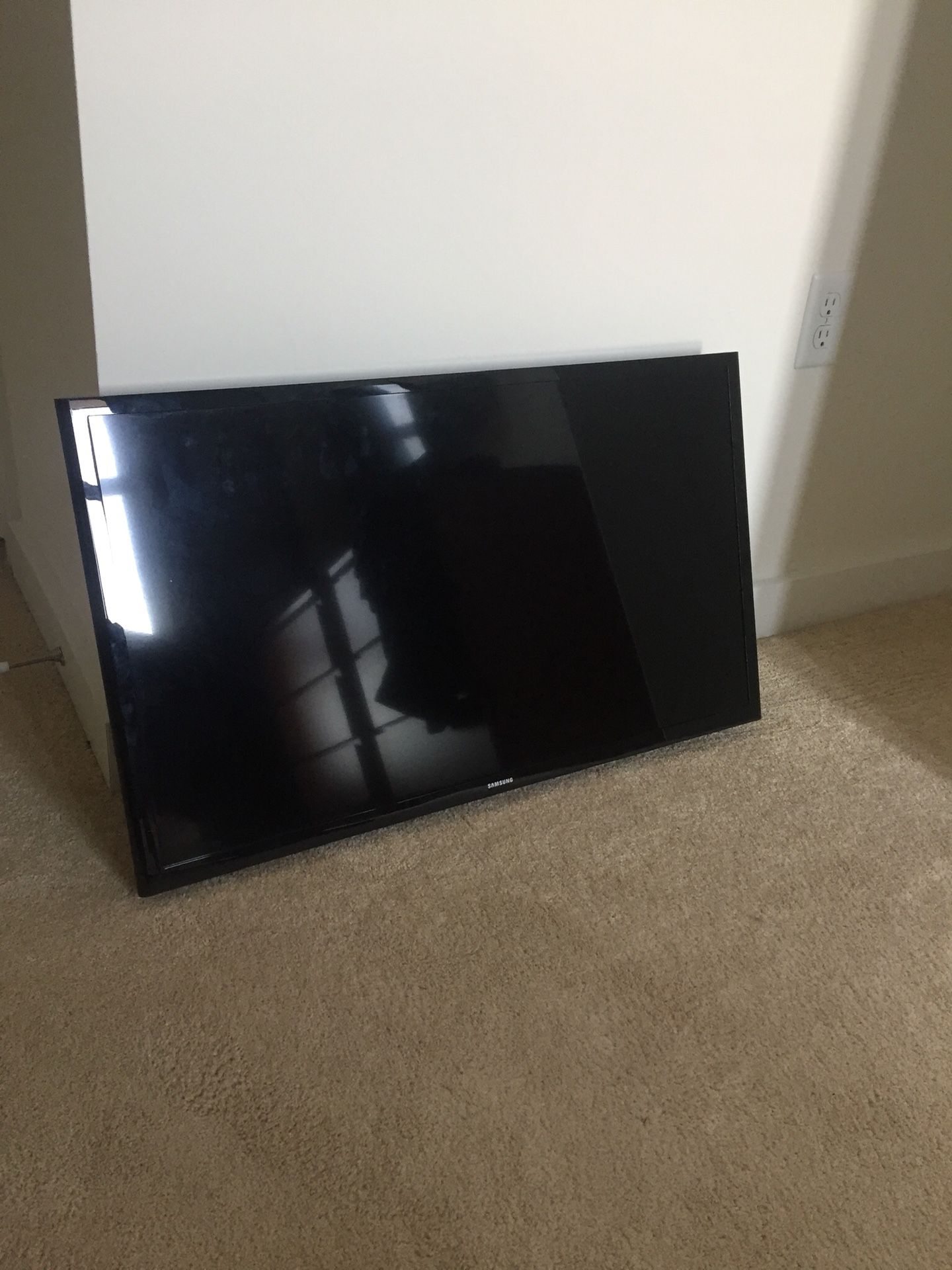 Samsung 34 inch flat screen 1080p HDTV with wall mount