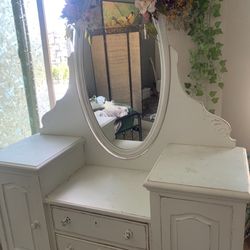 Antique Vanity With Large Oval Mirror And Claw foot Bottom