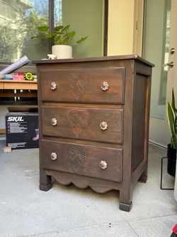Solid Wood 3-Drawer Dresser with Bow Carvings