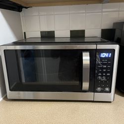 2 potable Air Conditioner/1 Window Air Conditioner/1 Microwave 
