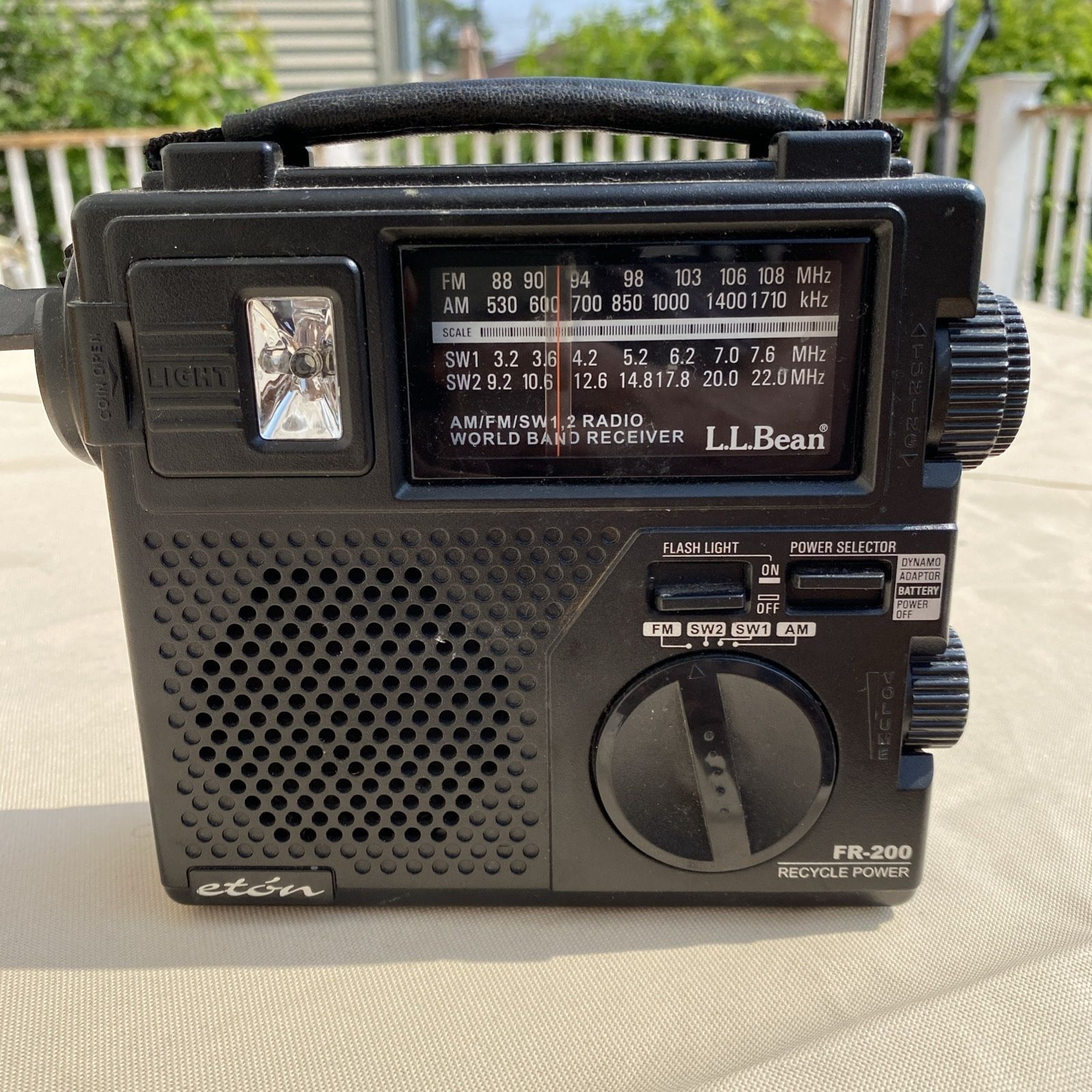 LL Bean Eton FR-200 Emergency AM/FM SW1,2 World Band Radio Crank Yellow