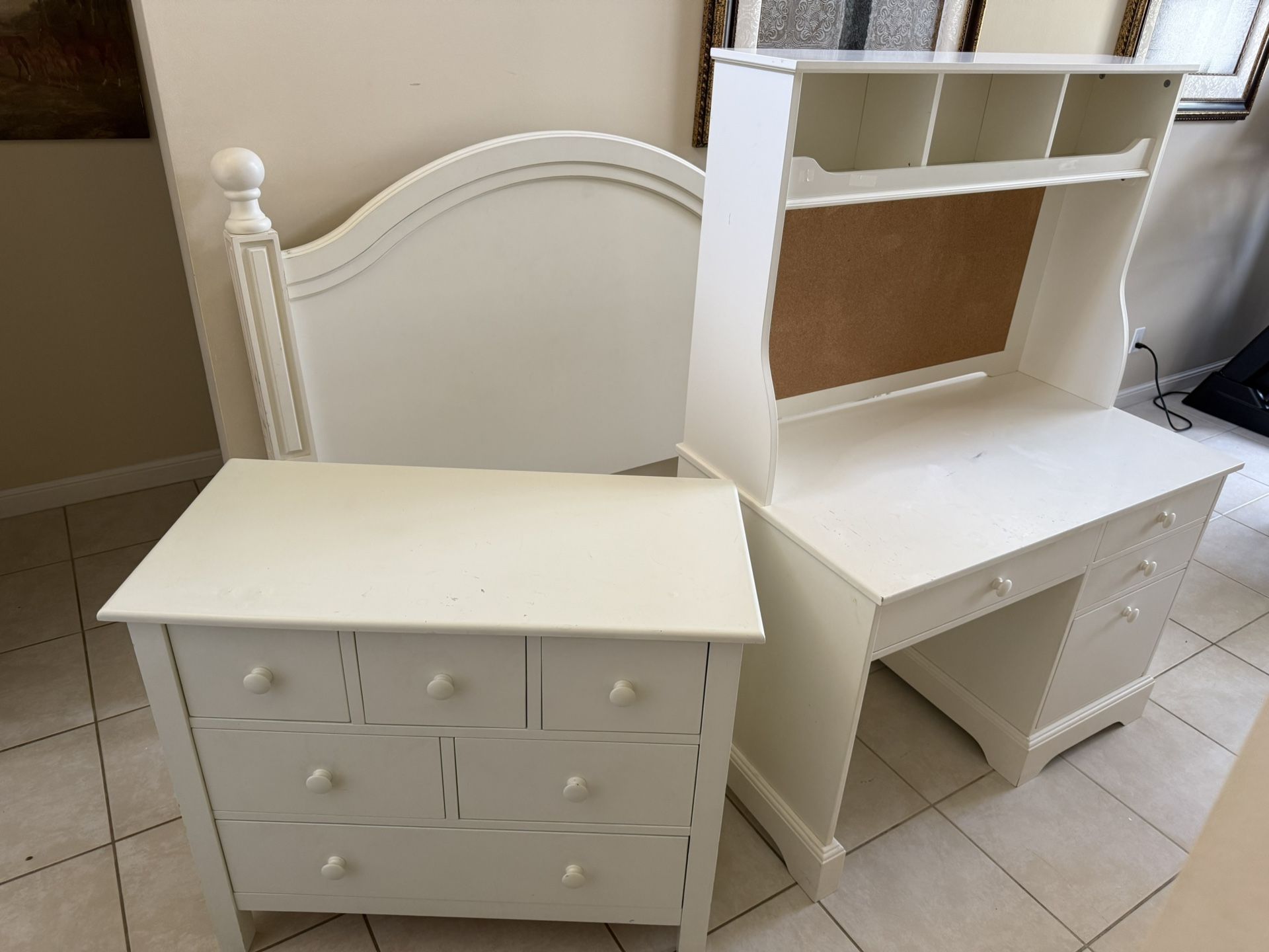 Full Size Bedroom Set Bed, Dresser And Desk