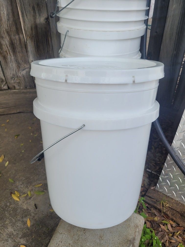 5 Gal Round Plastic Pails