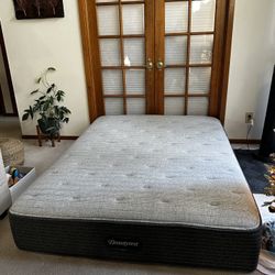 Queen Mattress In Excellent Condition 