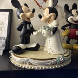 Disney Mickey And Minnie Big Figure Statue 
