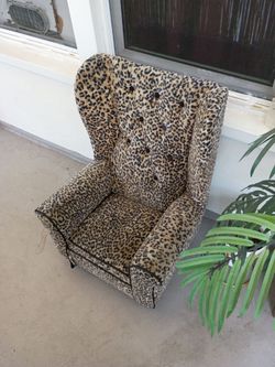 Compact cheetah chair