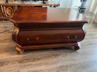Wooden coffee table / chest