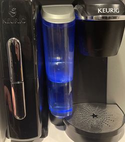 KUERIG K70 COFFEE MAKER AND KCUP HOLDER