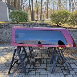 LEER 100XQ Truck Cap 5’8” Short Bed – Color Matched Red (Silverado/Sierra 2014–2018)