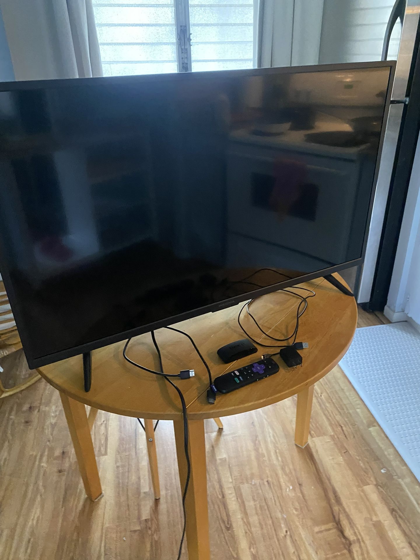 40” Insignia LED TV + Roku Express (Remote + Hub+ HDMI Cable)