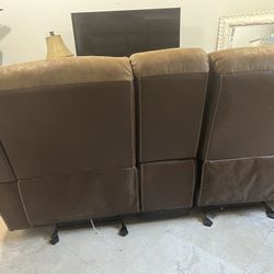 SOFA RECLINABLE DE DOS PLAZAS  REBAJADO CON PUERTO