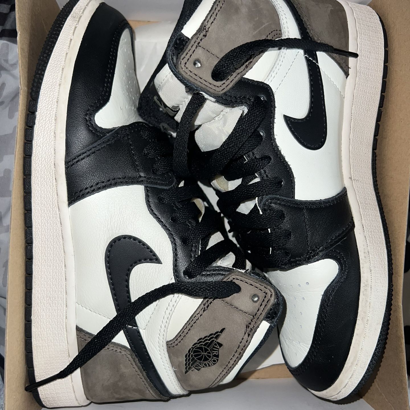 Dark Mocha Jordan 1 