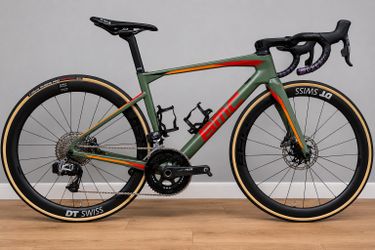 🚴🏻 BMC Roadmachine 01 Carbon Disc Road Bike – Size 47  High-performance endurance road bike in excellent condition.