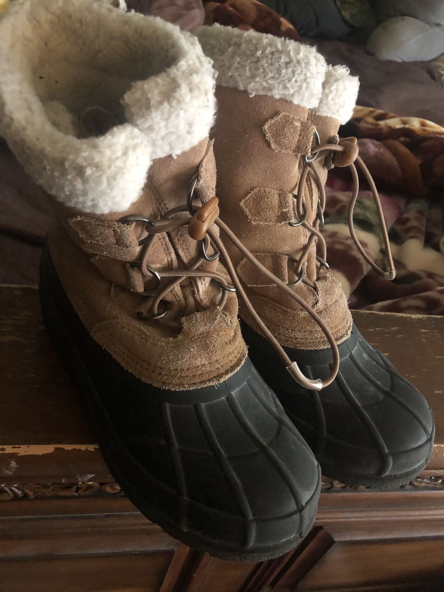 Women’s Size 7 Snow Boots