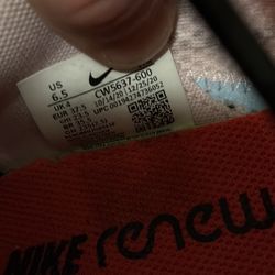 Size 6 1/2 Nike reacts women’s