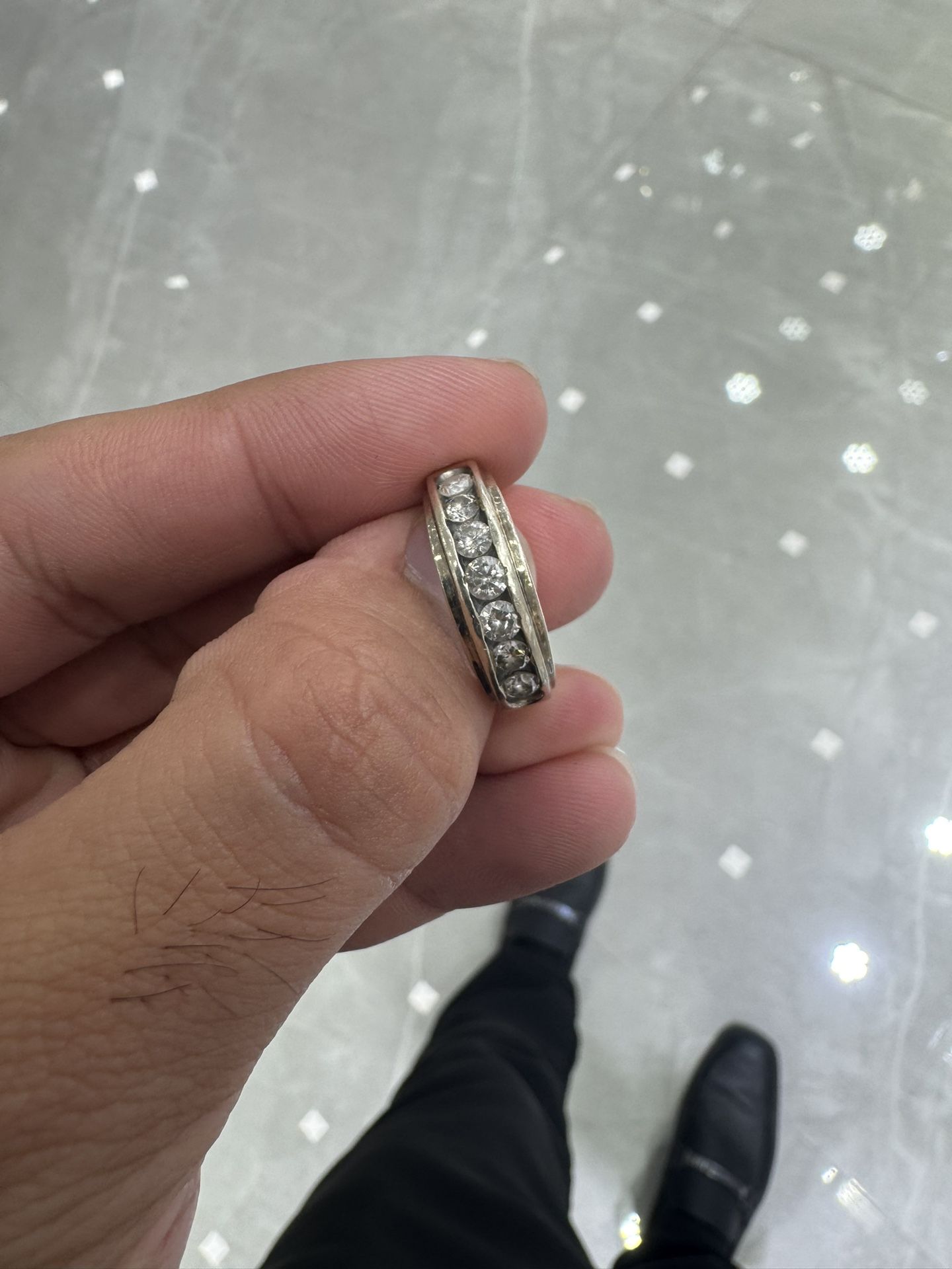 10k White Gold Ring With Round Cut Brilliant Diamonds