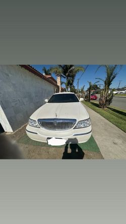 Classic 2004 Lincoln federal town car limousine 10 passenger