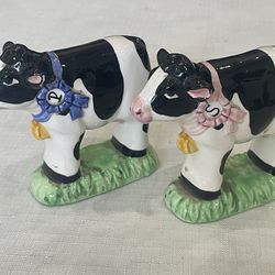 Midwest of Cannon Falls ceramic Holstein cow salt and pepper shakers.