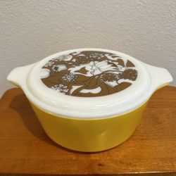 Vintage Pyrex Nouveau Floral Promotional 2.5 qt Round Casserole with Lid 475-B Gold Brown Retro