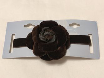 Flower choker necklace