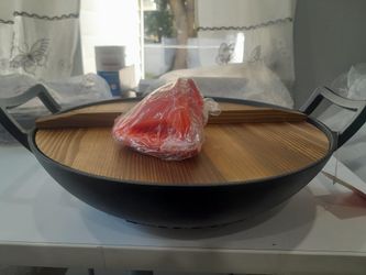 Nutrichef cast iron wok with wooden lid