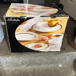 NORITAKE 63 PIECE DINNERWARE SET 