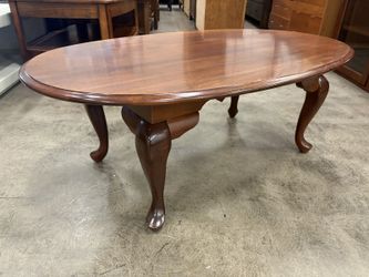 Vintage Cherry Finished Queen Anne Style Oval Coffee Table with Cabriole Legs