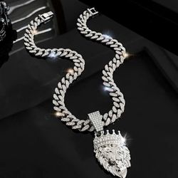 Lion Pendant With Chain! Brand New! Extremely Trendy Link!