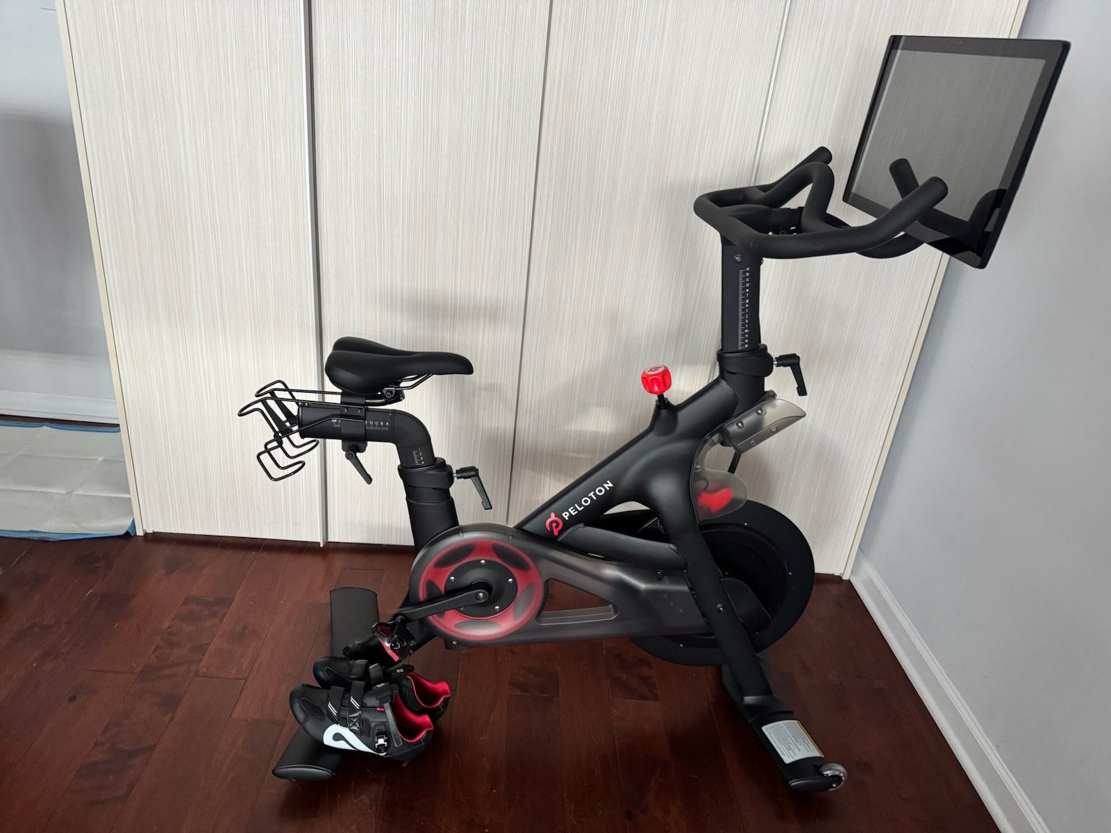 🚴♂️ Peloton Bike – Open Box, Used Only Once – Like New! 🚴♀️