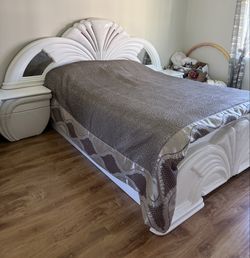 Queen size Bed and dresser set