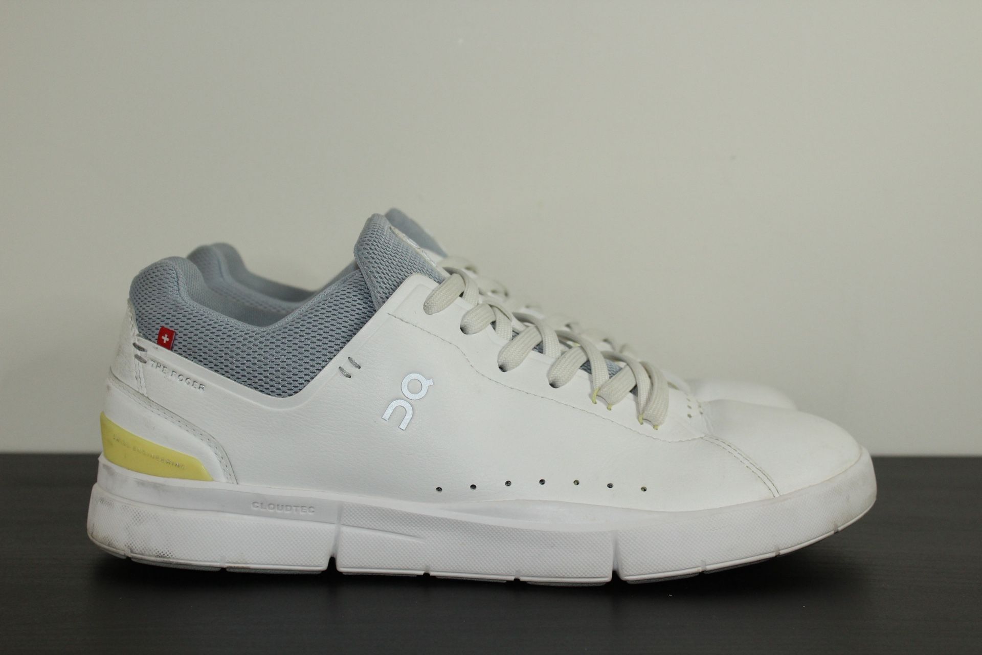 On Womens Running On Cloud The Roger Advantage Sneakers White / Grey Sz: 11