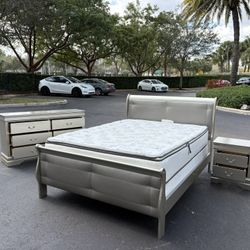 Beautiful Bedroom Set Queen Size Solid Wood Golden Color In Excellent Condition By Global Furniture